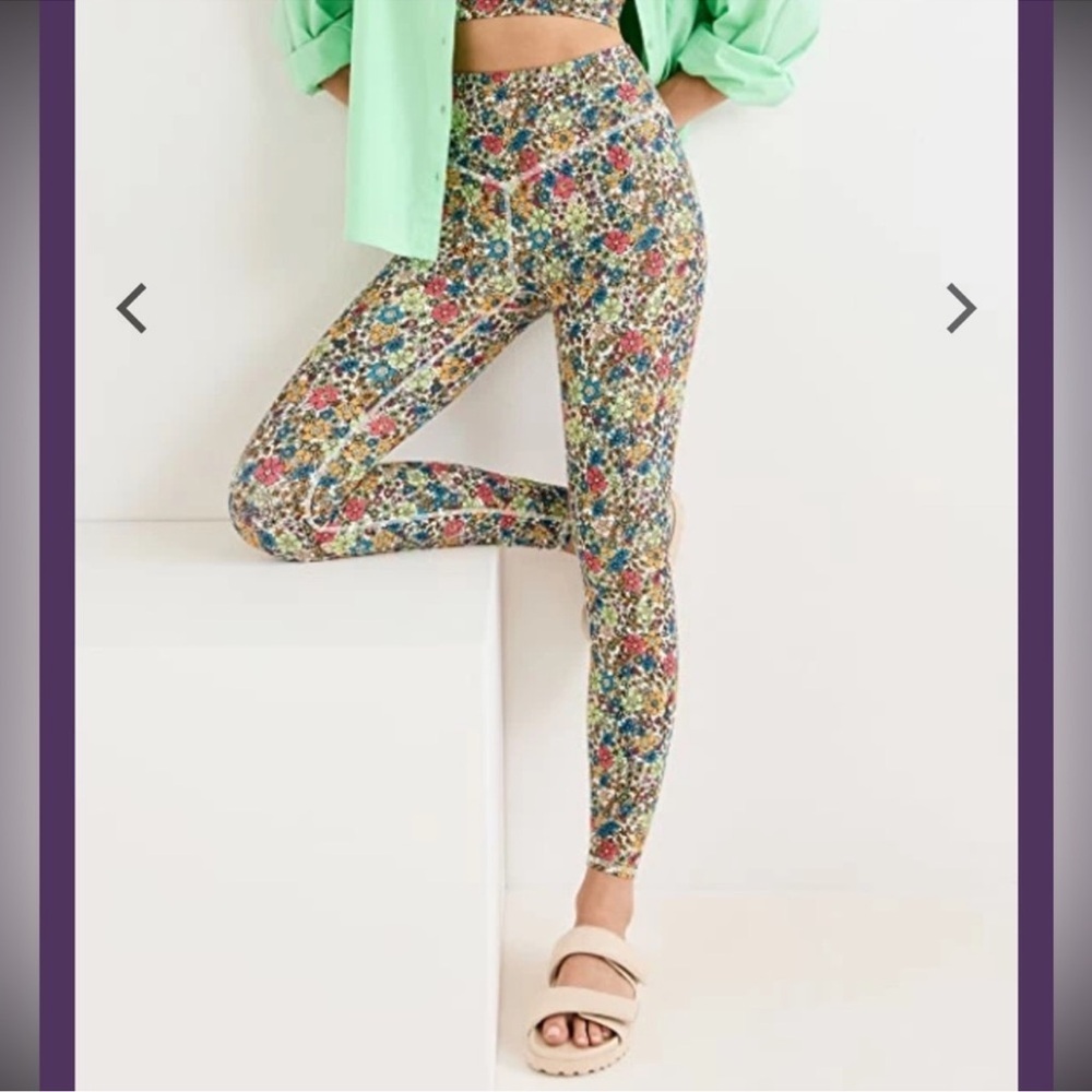 🍁 NWT 3X Sincerely Jules For Bandier Rowan V Seam Leggings
Multi Micro Floral